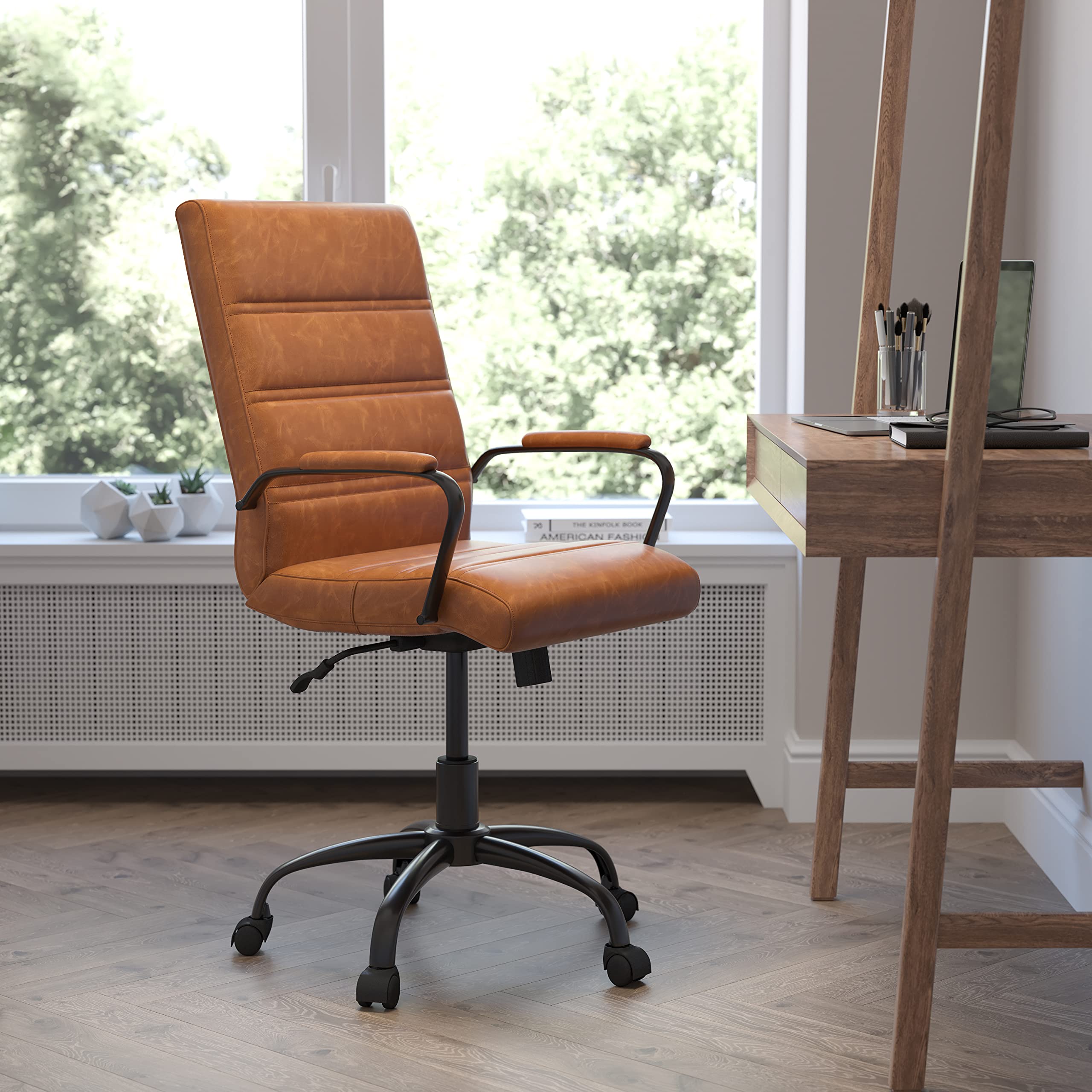 Flash Furniture Cadeira de escrivaninha Whitney com encosto médio - Cadeira de escritório giratória executiva de couro marrom com moldura preta - Cadeira com braço giratório