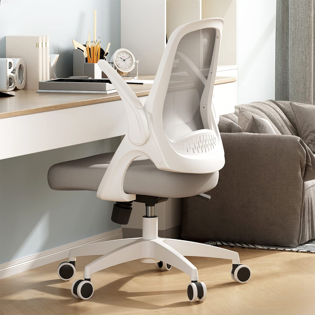 Hbada Cadeira de tarefas giratória para escritório em casa moderna e confortável com braços retráteis e altura ajustável